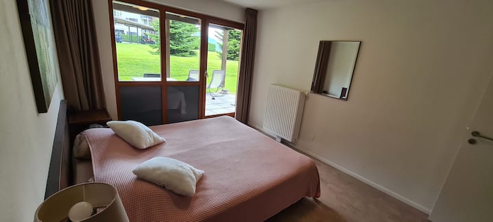 Დიდი საძინებელი ტყუპი საწოლებით (90x200 სმ). 
Პირდაპირი მატარებელი დასაჯდომი ადგილამდე. 