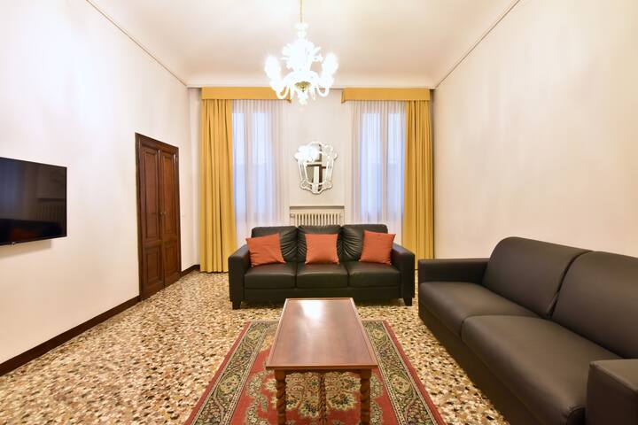 Central spacious apartment with patio