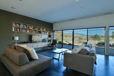 Top Airbnb: Hot Tub • BBQ Patio • Modern Retreat • Mtn Views in Spanish Valley