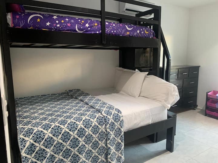 غرفة في الطابق الأول، مع سرير بطابقين علوي بسيط، وسرير بطابقين علوي مزدوج،