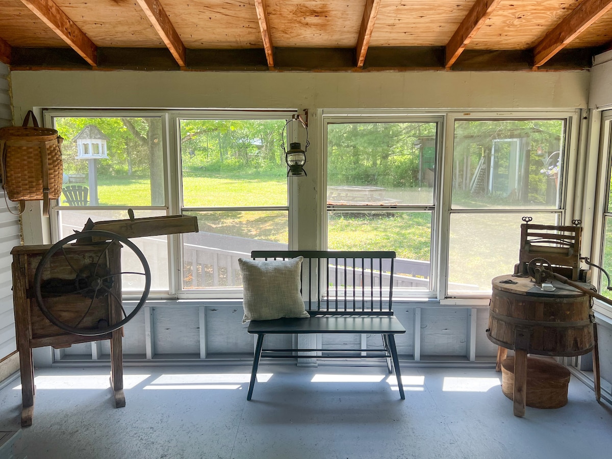 Уживајте во уникатните антиквитети низ оваа шармантна селска куќа. 