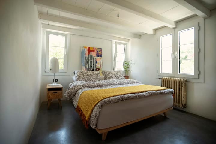 Përjeto thjeshtësinë dhe rehatinë në dhomën tonë të gjumit në katin e dytë. Çlodhu në krevatin luksoz  Queen Size ndërsa flladi i butë i fshatit nga tre dritare mbush dhomën. Oazi yt i përkryer po të pret.