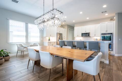 Luxurious Family Home - Spacious Kitchen & BBQ
