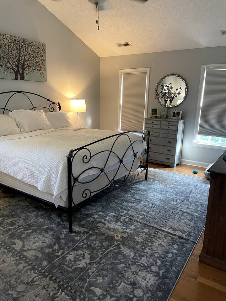 Chumba kikubwa cha kulala cha bwana
kitanda cha ukubwa wa King