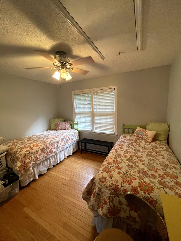 Chumba cha wageni #3 
Vitanda vya ukubwa wa pacha 