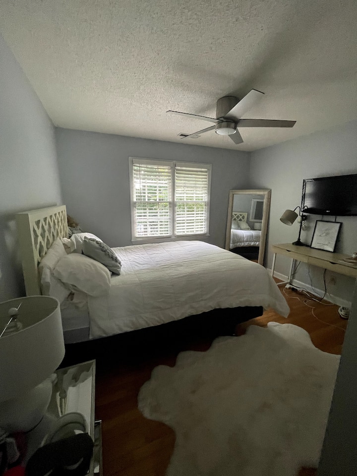 Chumba cha wageni #2
Kitanda cha ukubwa wa Malkia