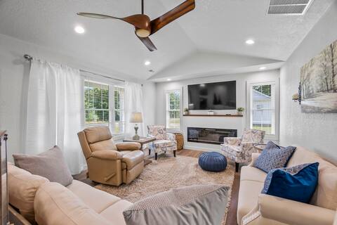 6 Bed 2 Bath Home in Quiet Neighborhood - Sleeps 9