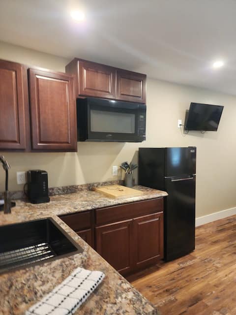 Popular Airbnb listing: Dancing Deer Lodge Suite 2 - Downtown Bandera in Bandera