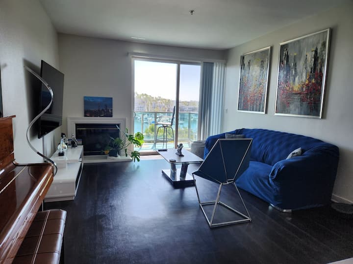 โซฟาที่สบายและวิวแสงแดดแบบเปิดโล่ง