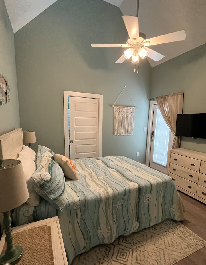 вентилатори на тавана и високи тавани, прохладни и крайбрежни