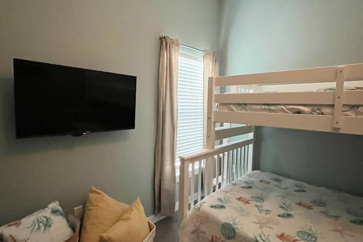 допълнително спално бельо, допълнителни легла, допълнително забавление! Стая за гости разполага с 4 удобни легла с разтегателно легло. 