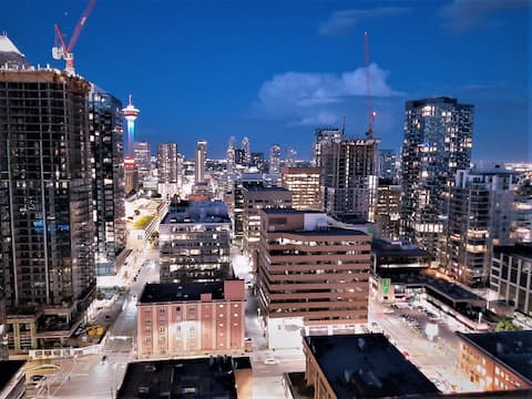 Top Airbnb: Modern Condo, Skyline views, & Parking in Downtown in Calgary Metropolitan Area