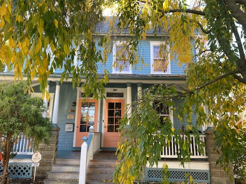 Charming Twin a Block from Town!