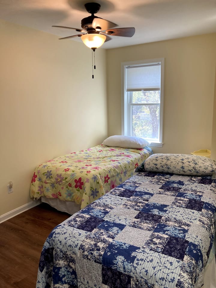 La chambre 3 est un espace ouvert d'une demi chambre qui est traversé sur le chemin des chambres 1 et 2. La salle de bain complète à l'étage est adjacente à la chambre 3.  Un matelas avec lits jumeaux est dur et l'autre est doux. 