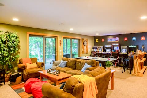 Lakeside Retreat: Massive Cabin+Spa+FirePit+Arcade