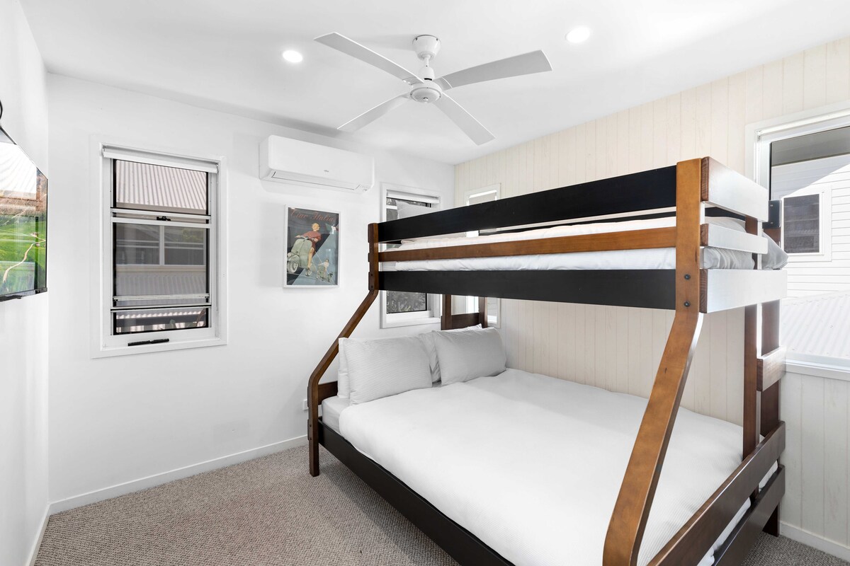 Стан - спална соба 7 (на план на подот)

Капацитет: 3 лица
(брачен + брачен кревет (широк 180-220 см)