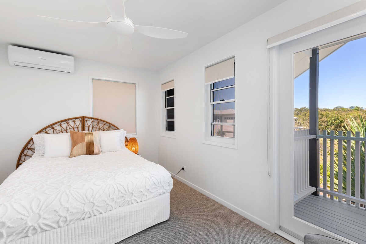 Главна куќа - спална соба 2

Спиење за 2 лица
(брачен кревет (широк 180-220 см)

Со поглед кон предната тераса. Вградена наметка.