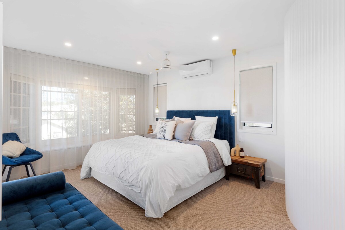 Главна куќа - главна спална соба

Спиење за 2 лица
(брачен кревет (широк 180 - 200 см 

Приватна бања со жица, неверојатен прозорец и поглед кон предната тераса.