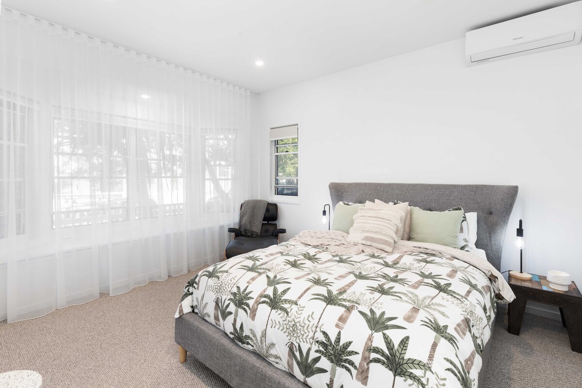 Главна куќа - спална соба 5

Спиење за 2 лица 
(брачен кревет (широк 180-220 см