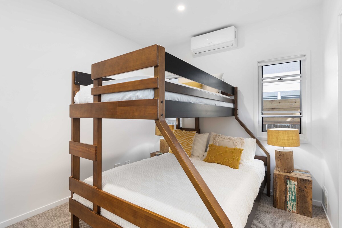 Главна куќа - спална соба 4

Капацитет: 3 лица 
(брачен + брачен кревет (широк 180-220 см)