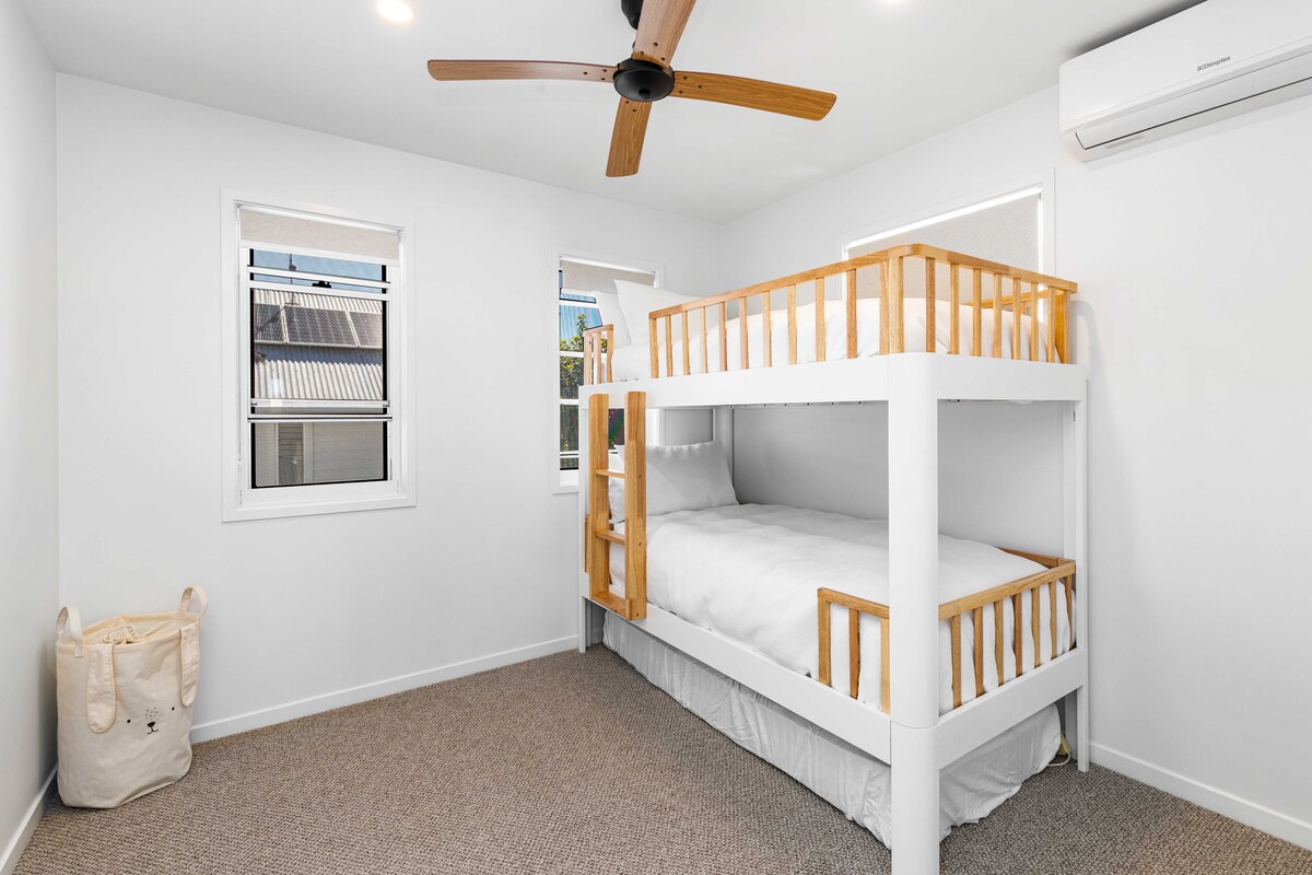 Главна куќа - спална соба 3

2 x единечни кревети 
(со дополнителен единечен кревет со постелнина достапен на барање)