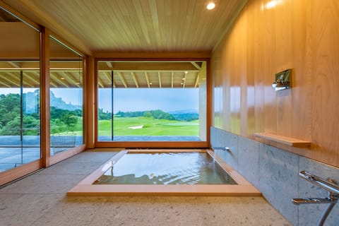 Villa with a view of the 18th hole, built on a small hill