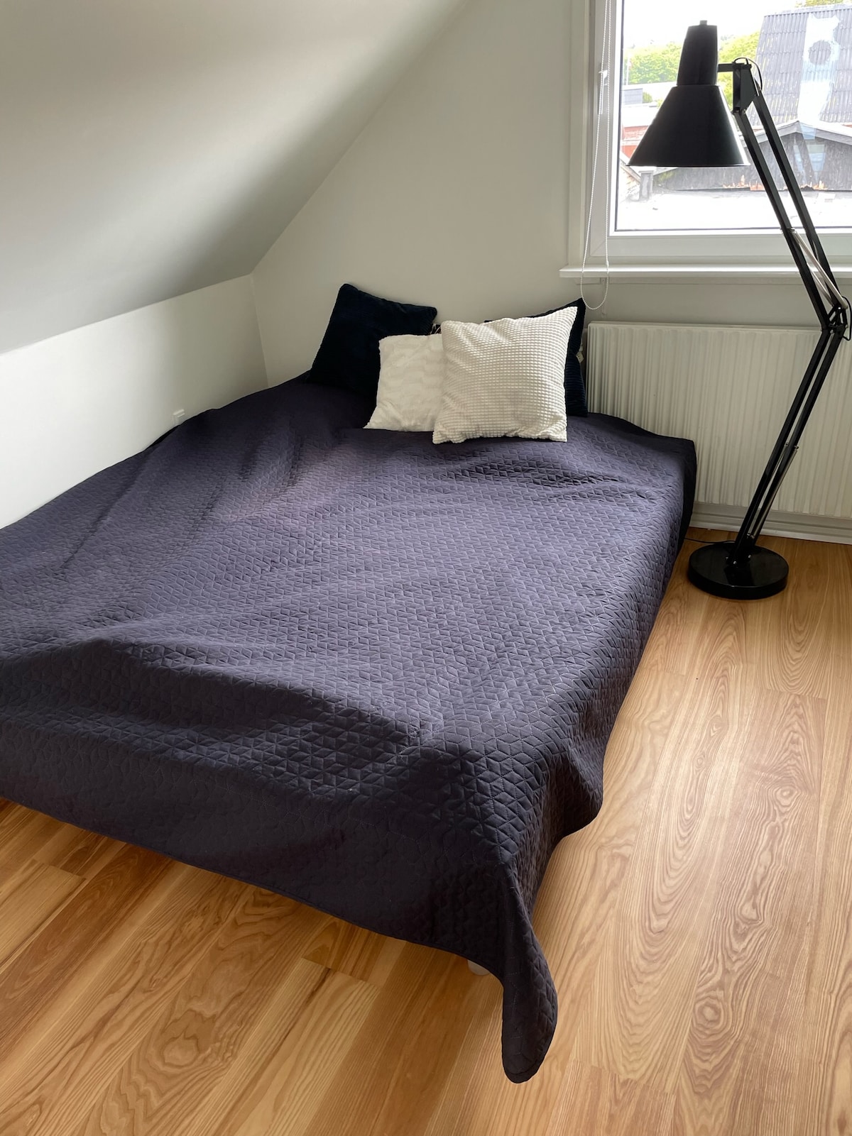 Chumba cha kulala chenye kitanda cha watu wawili na kabati la nguo