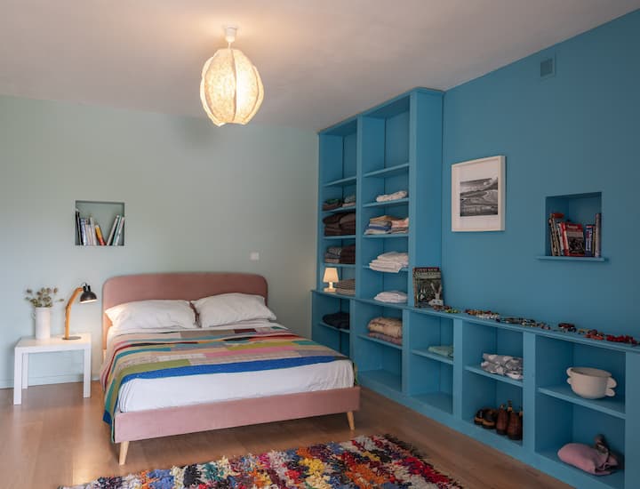 Dormitorio en planta baja con puertas francesas a la piscina y al jardín
Un montón de estanterías.