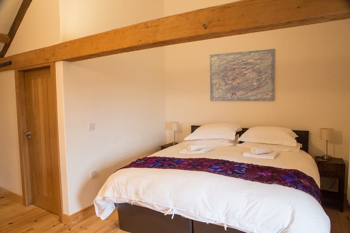 ベッドルーム4 （別々の階段でアクセス） -木製床、オリジナルビーム、手作りワードローブ、窓シャッター、スマートテレビ、エンスイートバスルームを備えたキングサイズベッド（リクエストに応じてツイン）。