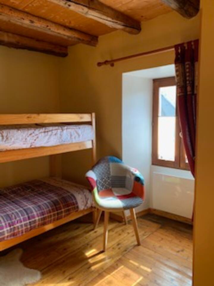 带3个架子壁橱的双层床铺