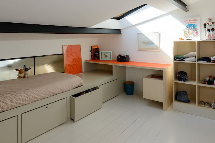 Prvá detská spálňa s rozlohou 9 m² (97 ft²), s jednolôžkom (90 × 200 cm / 35 × 79 in) s roštovým dnom, písacím stolom pod strešným oknom, pohovkou a úložným priestorom.

Vybavenie: Reverzibilná klimatizácia, detské hračky, k dispozícii je prístelka (90 x 200 cm).