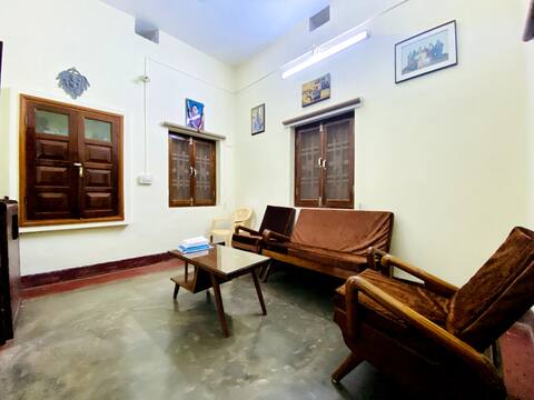 Spacious quaint house + backyard