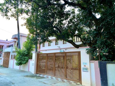 Spacious quaint house + backyard