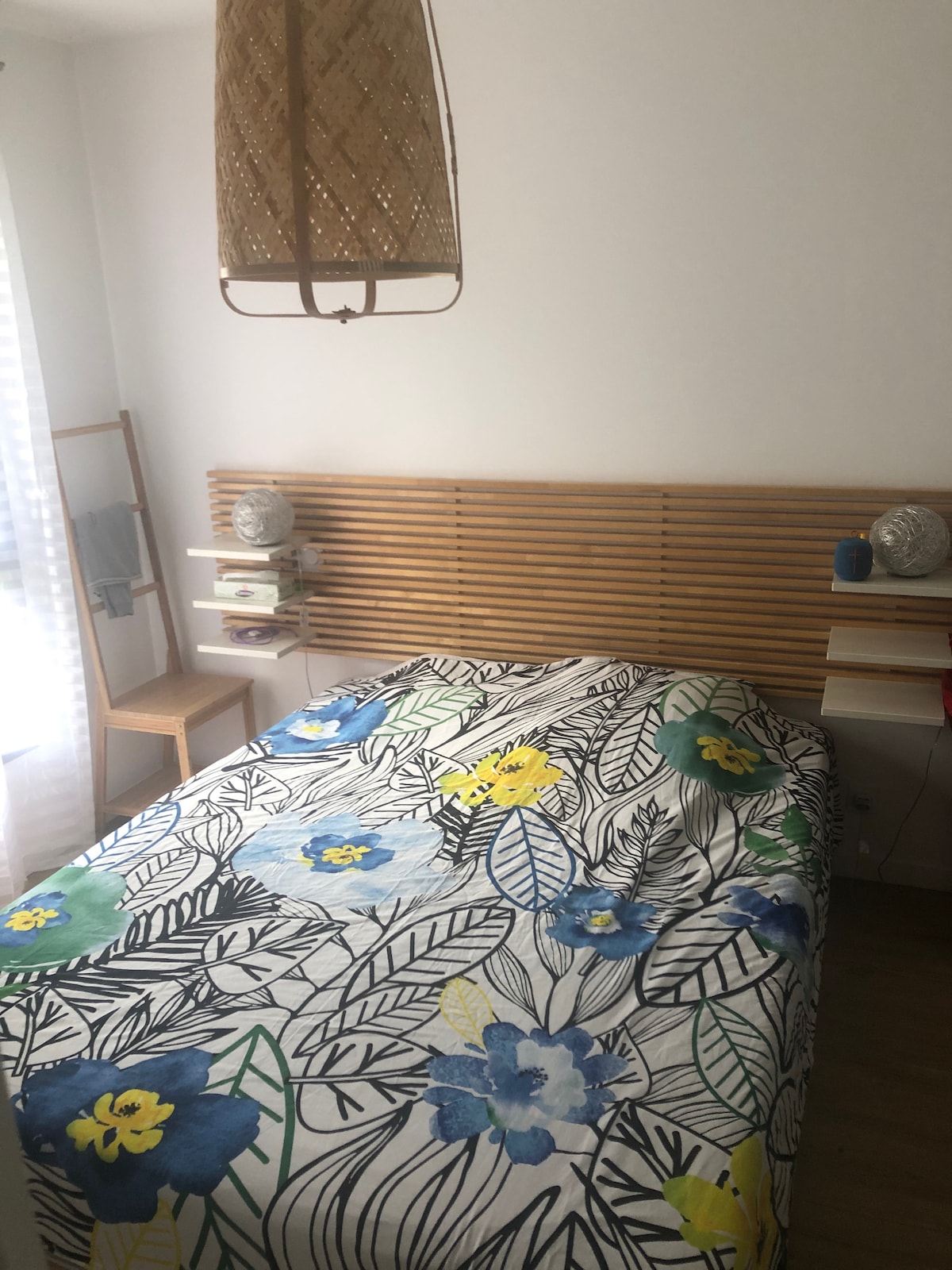 חדר שינה 1 עם מיטת קינג סייז (160) וחדר מקלחת צמוד. חדר שינה ייחודי בקומת הקרקע.