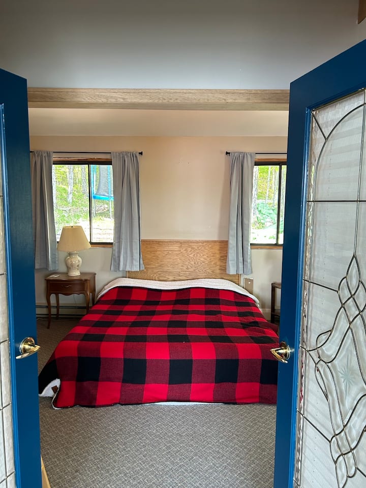 Ova je glavna spavaća soba fantastična. Francuska vrata otvaraju se u mali predvorje i golemu spavaću sobu.  