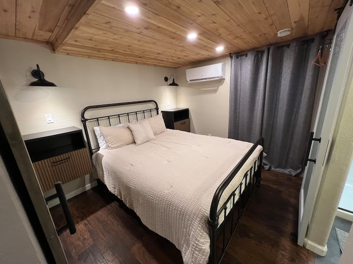 Kabinë 1 dhomë gjumi më vete. Ki parasysh se banja në kabinën 1 arrihet përmes dhomës së gjumit (dera hapet djathtas në fotografi).