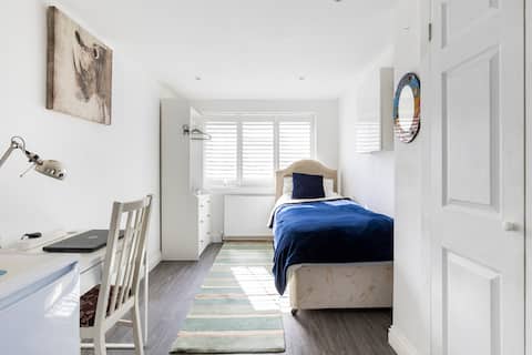 Near University, comfortable room in nice house