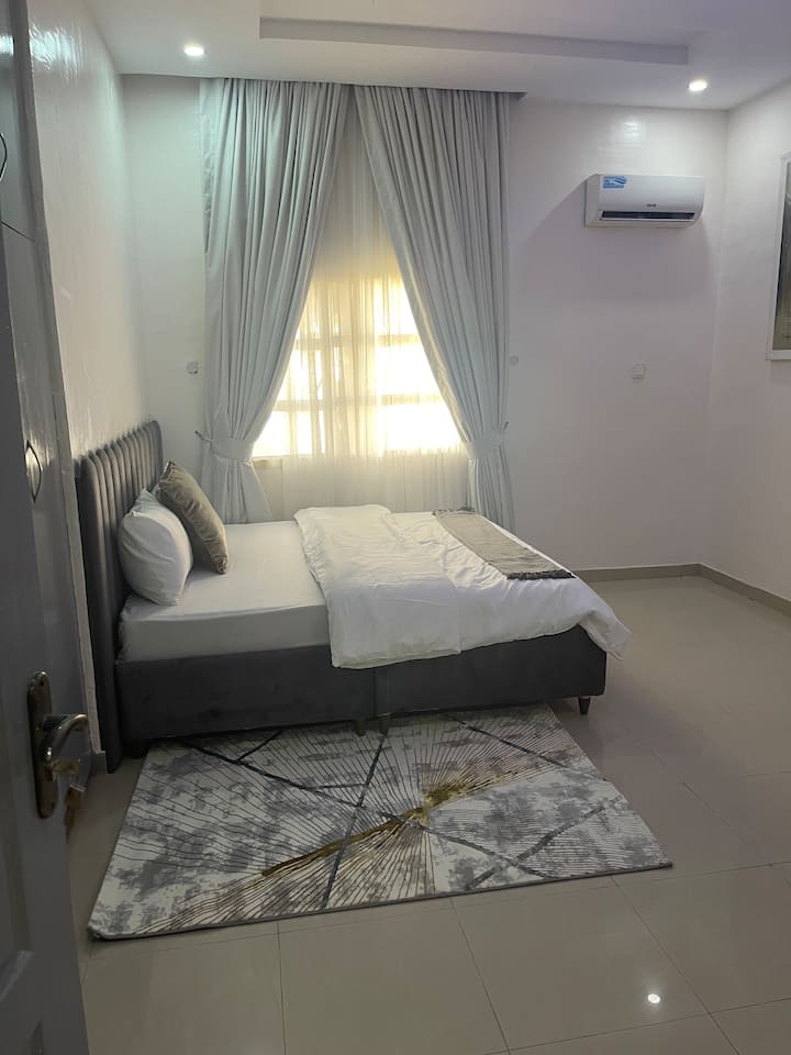 Chumba cha 3 cha kulala kilicho na bafu la chumbani na sehemu ya kutosha ya kabati la nguo.