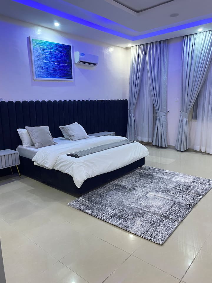 Chumba kikuu cha kulala chenye bafu la chumbani na kabati kubwa la nguo.