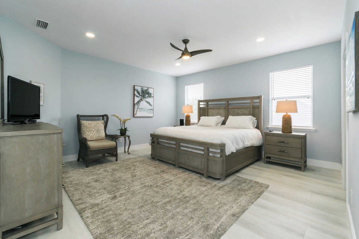 非常に快適なキングサイズマットレスを備えたスイートマスターベッドルーム