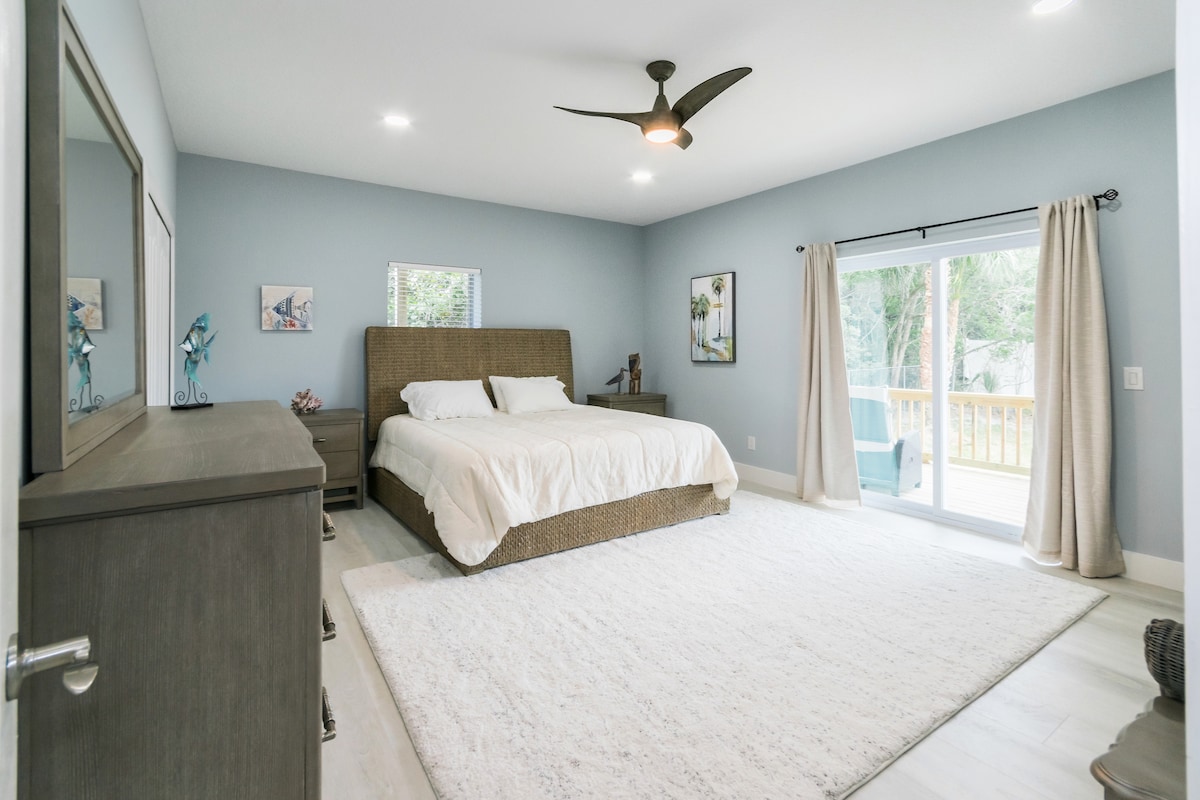 キングサイズベッドとプライベートデッキを備えた1階マスター