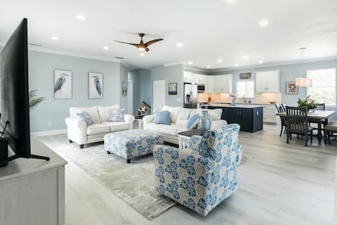 Successful Airbnb property: Ocean Views, Steps to Beach, All New, 2 Masters in Vilano Beach