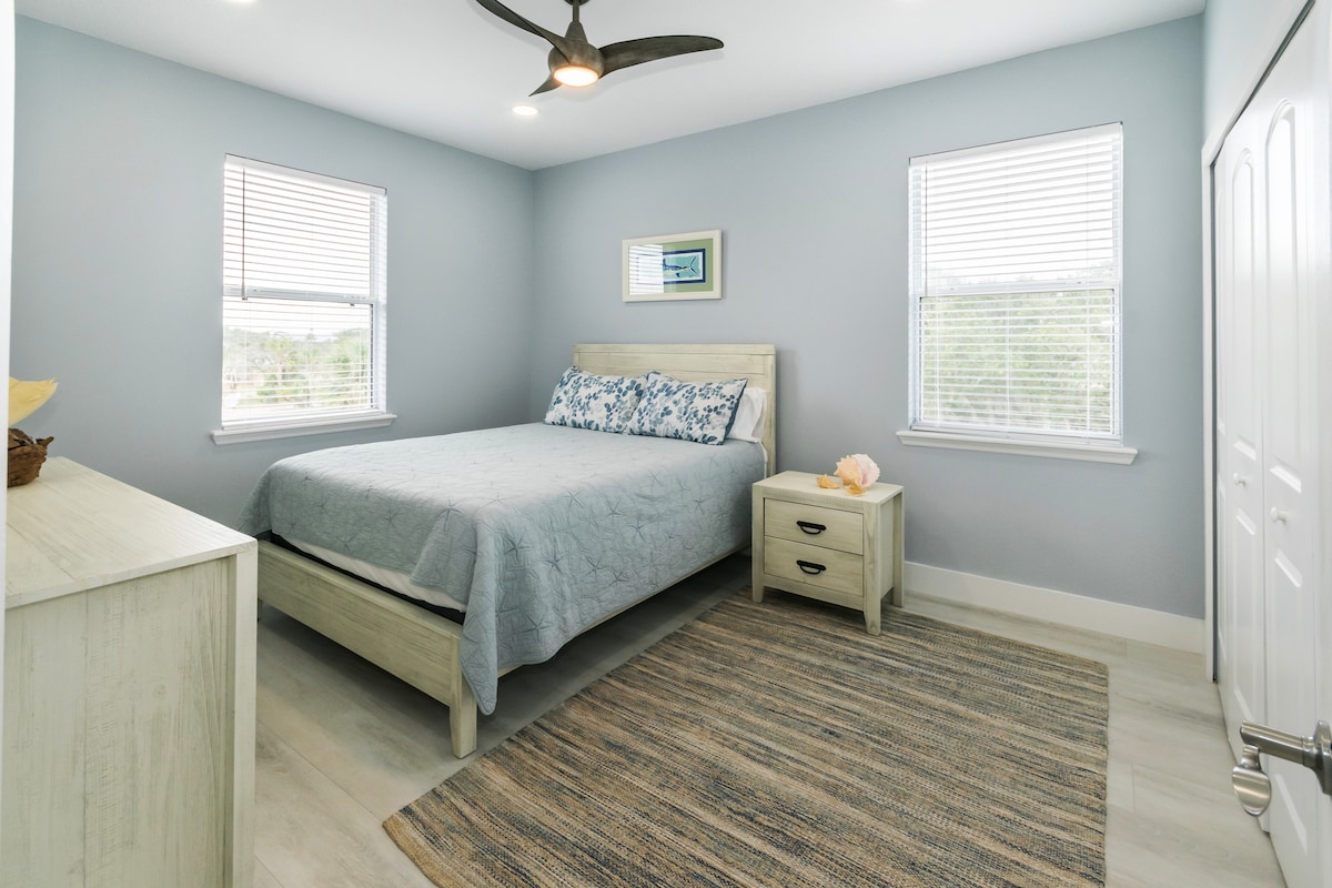 クイーンサイズのベッドを備えた2階追加ベッドルーム