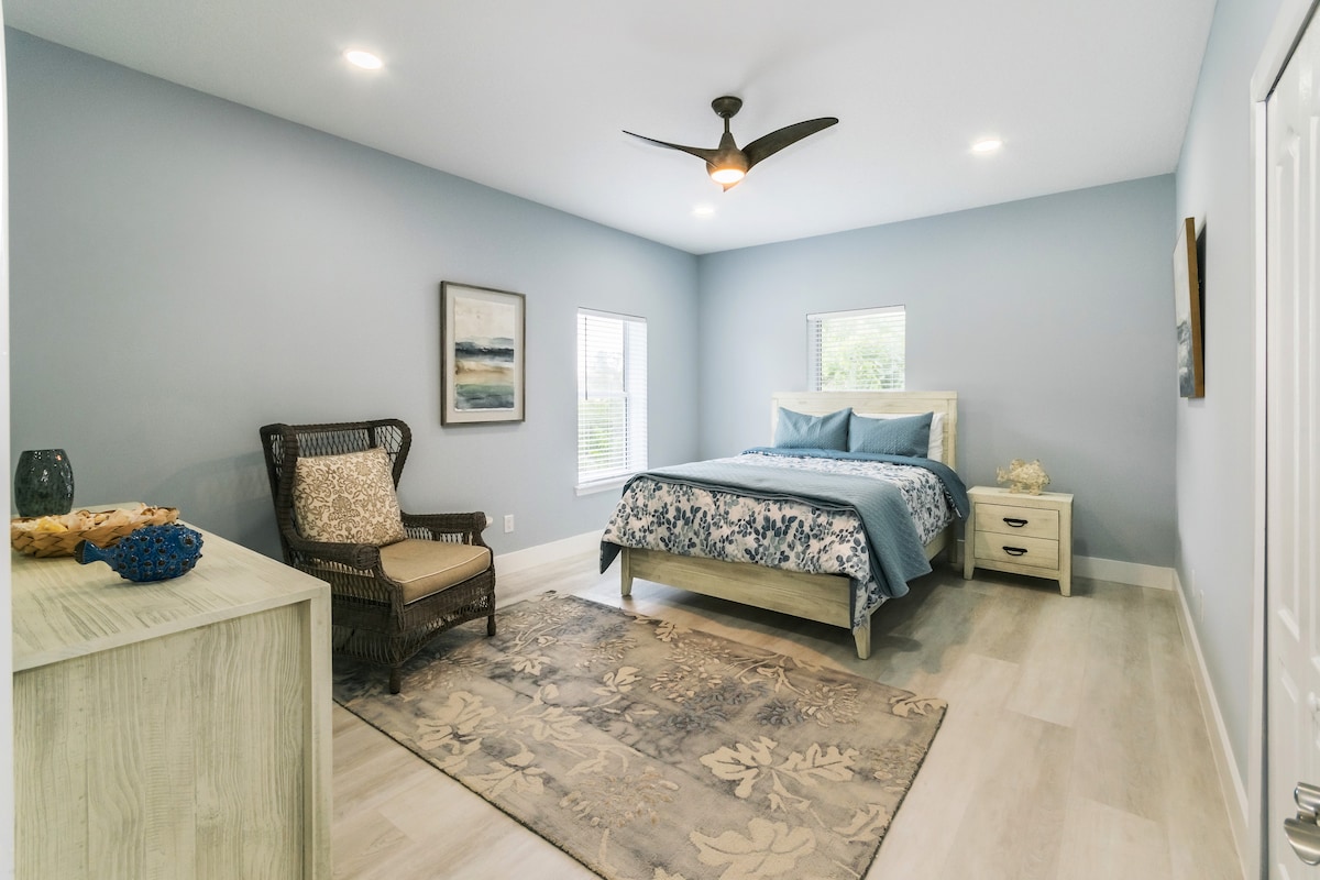 クイーンサイズベッドを備えた1階寝室