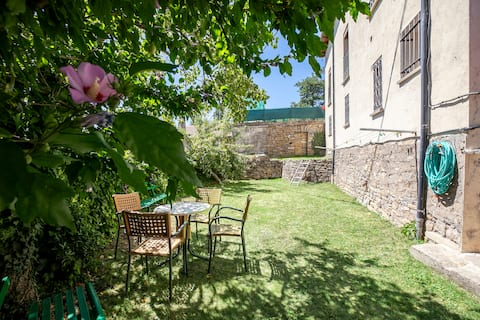 Casa Feli: Apartment with garden in the Pyrenees.