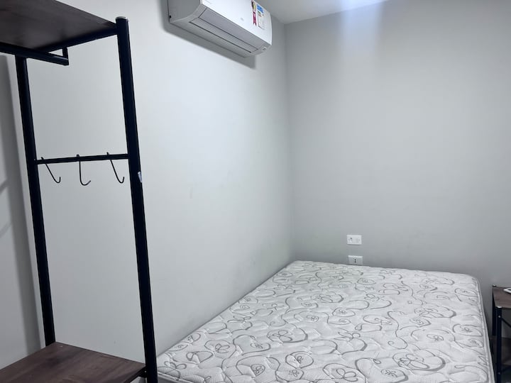 Dhoma 1 me krevat dopio, dollap dhe ajër të kondicionuar të ndarë. 