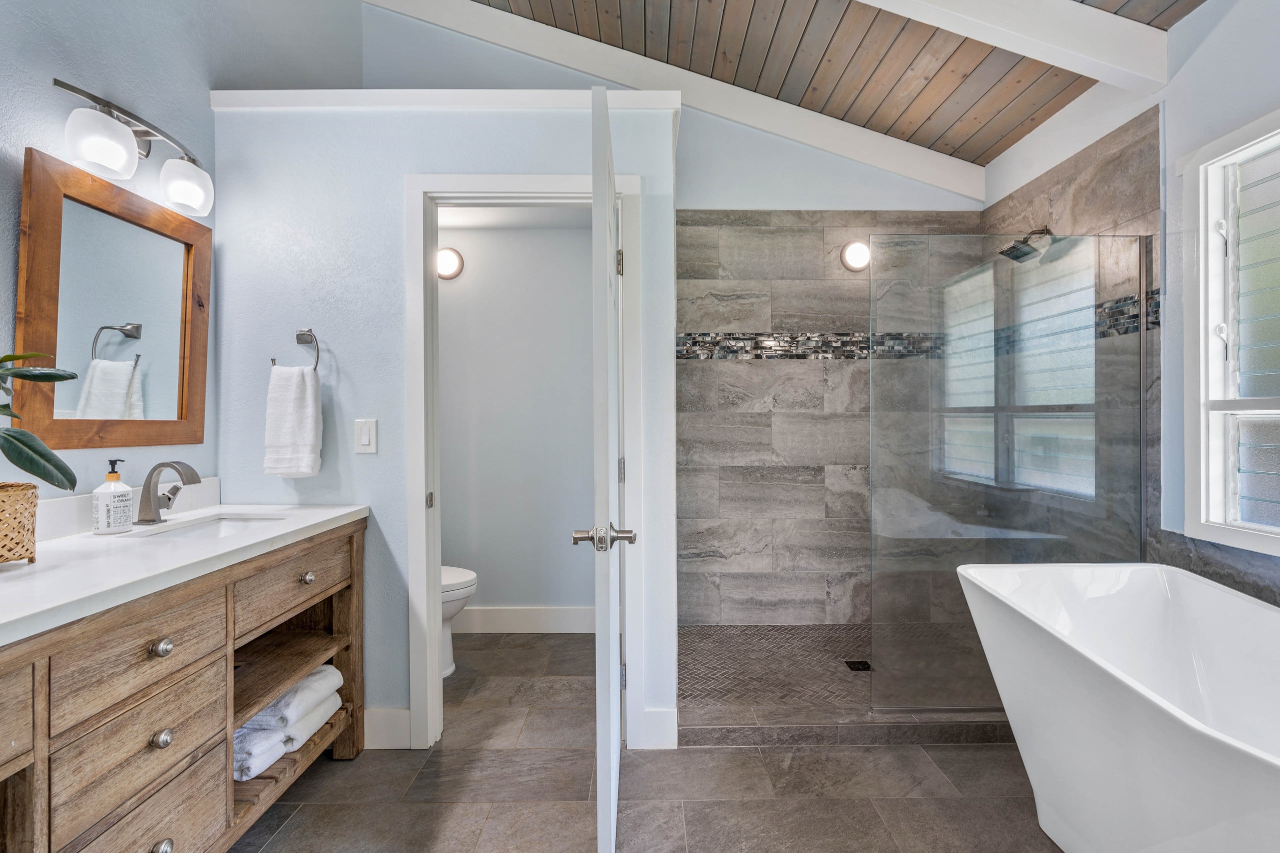 Home in Princeville · ★4.94 · 4 bedrooms · 5 beds · 3.5 baths - Image 16