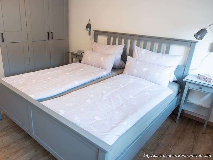 Grand lit double 180 x 200 cm dans la chambre.