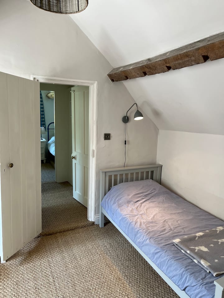 يقع سرير الأطفال الفردي هذا في الغرفة التي توجد فيها مرافق صنع الشاي/القهوة. إنه مثالي للصغار، أو حتى لشخص بالغ صغير. 