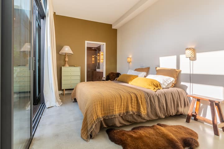 ¡Esta cálida habitación le seducirá con sus colores y su apertura al patio!